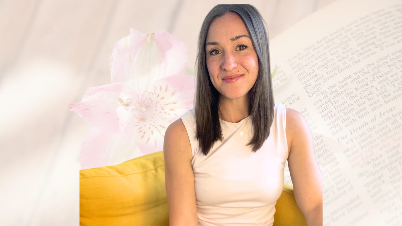Portrait von Vanessa Schmitz - im Hintergrund Seiten der Bibel
